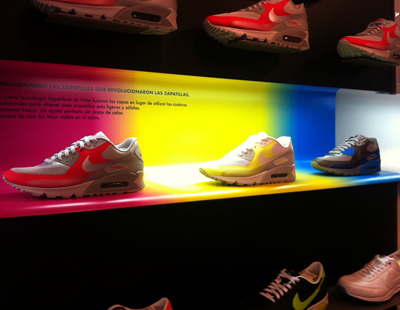 Decoracion muro calzado tienda Nike Madrid
